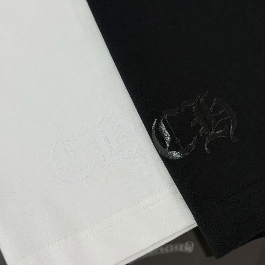 P170 Chrome Hearts Chrome Hearts 25 high version. The fabric is made of 300 grams of high-density pure cotton. It does not deform or shrink. It has three labels. It is the same style for men and women. Technology: suede foam printing. Color: white, black. SIZE: S-XL.